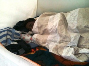 Amin slaapt in tent
